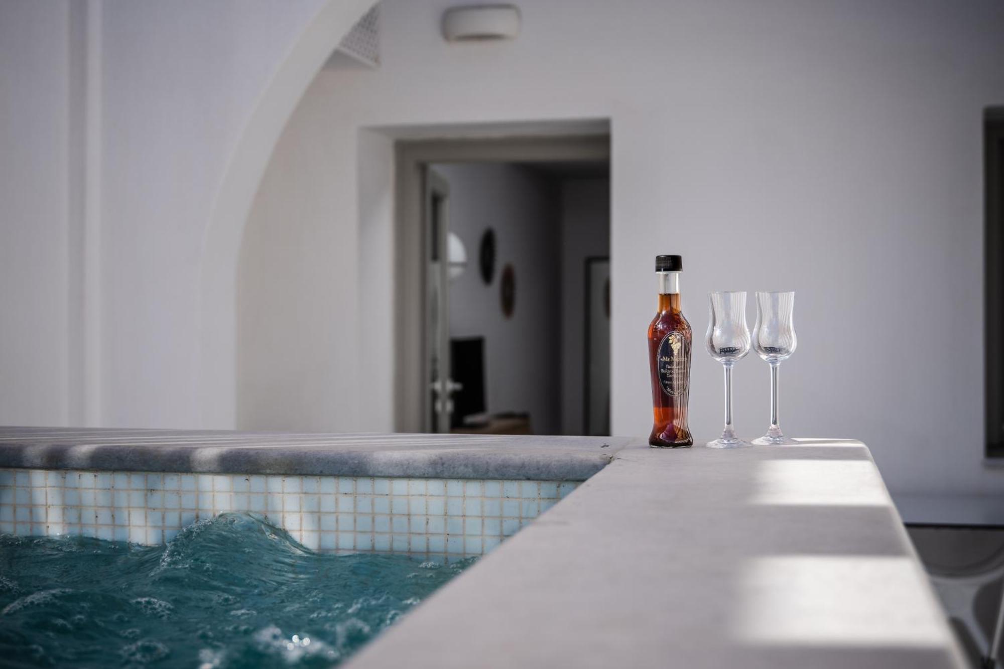 Symphony Suites Santorini Pyrgos Kallistis Room photo